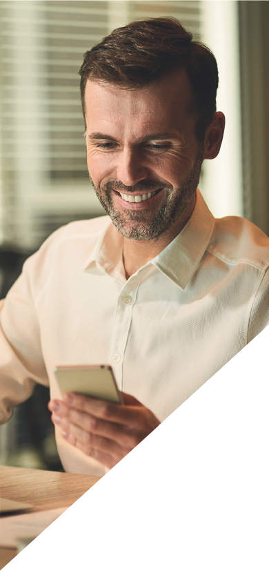 Pessoa usando celular - Doma